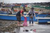 Ritel modern  gandeng Pemkot Manado bersihkan sampah pesisir pantai