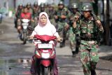 Prajurit Korps Marinir TNI AL mengikuti lomba lari lintas alam dengan menggunakan perlengkapan tempur berjarak sekitar 8 km di kawasan Gedangan, Sidoarjo, Jawa Timur, Jumat (1/3/2024). Lomba tersebut bertujuan untuk meningkatkan daya tahan tubuh dan ketahanan fisik serta melatih kepercayaan diri bagi setiap prajurit dalam menyongsong tugas-tugas kedepan yang lebih menantang. Antara Jatim/Umarul Faruq.