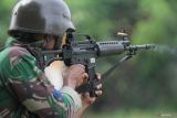 Prajurit Korps Marinir TNI AL menembak sasaran dengan Senapan Serbu 2 (SS-2) saat lomba menembak di Lapangan tembak Brigif 2 Marinir, Gedangan, Sidoarjo, Jawa Timur, Kamis (29/2/2024). Lomba yang diikuti 40 peserta tersebut bertujuan untuk meningkatkan kemampuan personel dan mengukur ketangkasan prajurit dalam menggunakan senapan serbu. Antara Jatim/Umarul Faruq.
