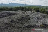 Foto udara perkeja menggunakan alat berat meratakan sampah di Tempat Pembuangan Akhir Sampah (TPAS) Ciangir, Tamansari, Kota Tasikmalaya, Jawa Barat, Jumat (1/3/2024). Volume sampah di Kota Tasikmalaya mencapai 180-200 ton sampah per hari. ANTARA FOTO/Adeng Bustomi/agr
