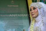 Calon pengantin wanita bersiap melakukan akad nikah di Kantor Urusan Agama (KUA) Kecamatan Pinang, Kota Tangerang, Banten, Jumat (1/2/2024). Kementerian Agama merancang transformasi KUA menjadi pusat layanan keagaman bagi semua agama dengan menyiapkan 40 jenis layanan guna mengimplementasikan toleransi di Indonesia. ANTARA FOTO/Sulthony Hasanuddin/tom. 