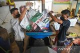 Pekerja memasukan sampah alat peraga kampanye Pemilu 2024 kedalam mesin pelumeran saat produksi di Gerai Ecofriendly Board, Medan, Sumatera Utara, Jumat (1/3/2024). Sebanyak 8 ton sampah alat peraga kampanye (APK) pemilu 2024 dikumpulkan dari hasil penertiban di sejumlah wilayah di Kota Medan untuk didaur ulang menjadi produk bermanfaat dan bernilai ekonomis seperti tiang lampu, lemari, kitchen set, meja, dan kursi. ANTARA FOTO/Fransisco Carolio