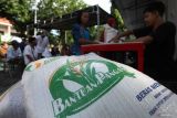 Warga antre untuk mendapatkan bantuan pangan beras di kantor Kelurahan Bulak, Surabaya, Jawa Timur, Kamis (29/2/2024). Di kelurahan tersebut terdapat 1.233 orang menerima bantuan pangan beras 10 kilogram yang merupakan  program pemerintah dalam membantu ekonomi masyarakat berpenghasilan rendah. Antara Jatim/Didik Suhartono.