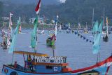 Sejumlah kapal nelayan yang telah dihias mengikuti Pawai Marine saat pembukaan Sabang Marine Festival 2024 di Kota Sabang, Aceh, Jumat (1/3/2024). Sabang Marine Festival merupakan satu dari 110 event yang masuk dalam Kalender Event Nasional Kemenparekraf Kharisma Event Nusantara (KEN) 2024, yang digelar dari 1-3 Maret 2024 dengan mengusung konsep aktivitas bahari, kebudayaan, dan konservasi lingkungan yang bertujuan mempromosikan potensi pariwisata di Pulau Weh Sabang. ANTARA FOTO/Khalis Surry