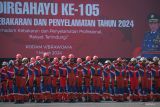 Sejumlah peserta melakukan penghormatan saat upacara puncak Hari Ulang Tahun (HUT) ke-105 Pemadam Kebakaran dan Penyelamatan di Lapangan Kodam V Brawijaya, Surabaya, Jawa Timur, Jumat (1/3/2024). Puncak HUT ke-105 Pemadam Kebakaran dan Penyelamatan tersebut diikuti perwakilan personel pemadam kebakaran dan penyelamatan se-Indonesia dengan tema 'Pemadam Kebakaran dan Penyelamatan Profesional, Rakyat Terlindungi'. Antara Jatim/Rizal Hanafi.