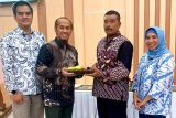 industri kecil dilatih gunakan bahan baku halal untuk batik haji Indonesia