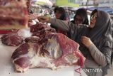 Warga memilah daging sapi di pasar Pelita Kota Sukabumi, Jawa Barat, Sabtu (2/3/2024). Badan Pangan Nasional (Bapanas) mencatat stok daging sapi dan kerbau awal 2024 sebanyak 130.153 ton dengan produksi dalam negeri sebanyak 422.649 ton dan rencana impor sepanjang 2024 sebanyak 389.024 ton. ANTARA FOTO/Henry Purba/agr
