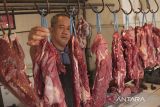 Pedagang menata daging sapi di pasar Pelita Kota Sukabumi, Jawa Barat, Sabtu (2/3/2024). Badan Pangan Nasional (Bapanas) mencatat stok daging sapi dan kerbau awal 2024 sebanyak 130.153 ton dengan produksi dalam negeri sebanyak 422.649 ton dan rencana impor sepanjang 2024 sebanyak 389.024 ton. ANTARA FOTO/Henry Purba/agr
