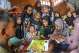 Anak-anak Suku Duano dan pesisir Kampung Laut membaca buku di ruang Sekretariat Komunitas Literasi Bedak Sejuk Duano, Kuala Jambi, Tanjung Jabung Timur, Jambi, Jumat (1/3/2024). Kegiatan rutin yang telah dilakukan sejak tujuh bulan terakhir yang diinisiasi oleh beberapa pemuda pesisir setempat dari Komunitas Bedak Sejuk Duano itu bertujuan meningkatkan kemampuan literasi anak-anak Suku Duano dan pesisir daerah itu yang umumnya berasal dari keluarga nelayan. ANTARA FOTO/Wahdi Septiawan/tom.
