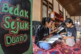 Anak-anak Suku Duano dan pesisir Kampung Laut membaca buku di ruang Sekretariat Komunitas Literasi Bedak Sejuk Duano, Kuala Jambi, Tanjung Jabung Timur, Jambi, Jumat (1/3/2024). Kegiatan rutin yang telah dilakukan sejak tujuh bulan terakhir yang diinisiasi oleh beberapa pemuda pesisir setempat dari Komunitas Bedak Sejuk Duano itu bertujuan meningkatkan kemampuan literasi anak-anak Suku Duano dan pesisir daerah itu yang umumnya berasal dari keluarga nelayan. ANTARA FOTO/Wahdi Septiawan/tom.
