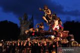 Sejumlah pemuda mengarak ogoh-ogoh saat pawai pada Kasanga Festival 2024 di Denpasar, Bali, Jumat (1/3/2024). Pawai tersebut menampilkan 12 ogoh-ogoh anak PAUD dan 12 ogoh-ogoh terbaik se-kecamatan di Denpasar untuk menyambut Hari Raya Nyepi Tahun Baru Saka 1946 yang akan jatuh pada 11 Maret mendatang. ANTARA FOTO/Nyoman Hendra Wibowo/wsj.