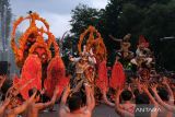 Sejumlah pemuda menampilkan fragmen tari saat pawai ogoh-ogoh pada Kasanga Festival 2024 di Denpasar, Bali, Jumat (1/3/2024). Pawai tersebut menampilkan 12 ogoh-ogoh anak PAUD dan 12 ogoh-ogoh terbaik se-kecamatan di Denpasar untuk menyambut Hari Raya Nyepi Tahun Baru Saka 1946 yang akan jatuh pada 11 Maret mendatang. ANTARA FOTO/Nyoman Hendra Wibowo/wsj.