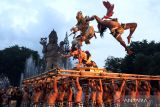 Sejumlah pemuda mengarak ogoh-ogoh saat pawai pada Kasanga Festival 2024 di Denpasar, Bali, Jumat (1/3/2024). Pawai tersebut menampilkan 12 ogoh-ogoh anak PAUD dan 12 ogoh-ogoh terbaik se-kecamatan di Denpasar untuk menyambut Hari Raya Nyepi Tahun Baru Saka 1946 yang akan jatuh pada 11 Maret mendatang. ANTARA FOTO/Nyoman Hendra Wibowo/wsj.