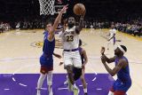 Pebasket LeBron James pastikan baik-baik saja walau cedera