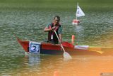 Peserta memacu perahu saat mengikuti lomba pacu perahu tradisional Sabang Marine Festival 2024 di Danau Aneuk Laot, Sabang, Aceh, Minggu (3/3/2024). Lomba pacu perahu tradisional merupakan rangkaian dari Sabang Marine Festival 2024 yang diikuti 23 tim asal Kota Sabang, sebagai upaya untuk melestarikan tradisi dan budaya masyarakat di Pulau Weh serta untuk mempromosikan potensi pariwisata budaya bahari di pulau paling ujung barat Indonesia. ANTARA FOTO/Khalis Surry