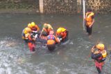 Jasad anak yang hanyut di Kali Mampang ditemukan