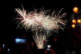 Pesta kembang api menghiasi langit kawasan Pasar Jambi saat Festival Cap Go Meh 2024 di Jambi, Sabtu (2/3/2024). Kegiatan yang dilakukan guna memeriahkan perayaan Imlek itu menampilkan atraksi budaya khas Tionghoa dan lokal setempat. ANTARA FOTO/Wahdi Septiawan/YU
