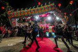 Sejumlah penari membawakan atraksi Naga Liong saat Festival Cap Go Meh 2024 di Pasar Jambi, Jambi, Sabtu (2/3/2024). Kegiatan yang dilakukan guna memeriahkan perayaan Imlek itu menampilkan atraksi budaya khas Tionghoa dan lokal setempat. ANTARA FOTO/Wahdi Septiawan/YU