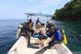 Sejumlah wisatawan asal negara Denmark bersiap untuk melakukan wisata selam (diving) di kawasan Desa Wisata Iboih, Kota Sabang, Aceh, Senin (4/3/2024). Badan Pusat Statistik (BPS) mencatat kunjungan wisatawan mancanegara (wisman) ke Indonesia pada Januari 2024 mencapai 927.750 kunjungan yang didominasi oleh turis asal Malaysia, Australia, Singapura, Tiongkok, dan Timor Leste. ANTARA FOTO/Khalis Surry