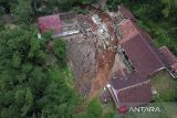 Foto udara kondisi kampung yang terdampak pergerakan tanah di Desa Cibedug, Rongga, Kabupaten Bandung Barat, Jawa Barat, Senin (4/3/2024). Badan Penanggulangan Bencana Daerah (BPBD) Jawa Barat menetapkan status tanggap darurat tanah bergerak di Kampung Cigombong tersebut selama 12 hari ke depan mulai 1 Maret 2024, sebagai antisipasi pergerakan tanah per menit dan timbunan tanah ke Sungai Cidadap. ANTARA FOTO/Novrian Arbi/agr