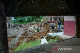 Petugas BPBD Jawa Barat memeriksa kondisi dampak pergerakan tanah di Desa Cibedug, Rongga, Kabupaten Bandung Barat, Jawa Barat, Senin (4/3/2024). Badan Penanggulangan Bencana Daerah (BPBD) Jawa Barat menetapkan status tanggap darurat tanah bergerak di Kampung Cigombong tersebut selama 12 hari ke depan mulai 1 Maret 2024, sebagai antisipasi pergerakan tanah per menit dan timbunan tanah ke Sungai Cidadap. ANTARA FOTO/Novrian Arbi/agr