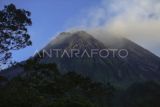Gunung Merapi memuntahkan tujuh awan panas guguran beruntun