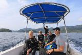 Sejumlah wisatawan asal negara Denmark berada di atas perahu untuk bersiap melakukan wisata selam (diving) di kawasan Desa Wisata Iboih, Kota Sabang, Aceh, Senin (4/3/2024). Badan Pusat Statistik (BPS) mencatat kunjungan wisatawan mancanegara (wisman) ke Indonesia pada Januari 2024 mencapai 927.750 kunjungan yang didominasi oleh turis asal Malaysia, Australia, Singapura, Tiongkok, dan Timor Leste. ANTARA FOTO/Khalis Surry