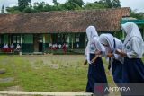 Siswa sekolah dasar bermain di sekolah Madrasah Tsanawiyah Al-Ikhlas, Desa Cibedug, Rongga, Kabupaten Bandung Barat, Jawa Barat, Senin (4/3/2024). Sebanyak 90 siswa dari SDN 1 Babakan Talang untuk sementara menumpang di madrasah tersebut untuk melanjutkan pembelajaran akibat bencana pergerakan tanah yang merusak bangunan sekolah mereka. ANTARA FOTO/Novrian Arbi/agr
