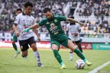 Pesepak bola Persebaya Robson Carlos Duerte (kanan) berusaha melewati hadangan pesepak bola PSS Sleman Wahyudi Setiawan Hamisi (kiri) pada pertandingan BRI Liga 1 di Stadion Gelora Bung Tomo, Surabaya, Jawa Timur, Minggu (3/3/2024). Persebaya menang dengan skor 2-1. Antara Jatim/Rizal Hanafi.