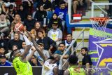 Pebasket Prawira Harum Bandung James C. Gist III (kedua kiri) berusaha menghadang lemparan bola dari pebasket Pacific Caesar Surabaya Stephen L. Hurt (kiri) saat pertandingan lanjutan Indonesian Basketball League (IBL) 2024 di GOR C-tra Prawira Arena, Bandung, Jawa Barat, Minggu (3/3/2024). Prawira Harum Bandung menang atas Pacific Caesar Surabaya dengan skor 79 - 63. ANTARA FOTO/M Agung Rajasa/agr
