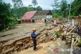 Petugas BPBD Jawa Barat memeriksa area terdampak pergerakan tanah di Desa Cibedug, Rongga, Kabupaten Bandung Barat, Jawa Barat, Senin (4/3/2024). Badan Penanggulangan Bencana Daerah (BPBD) Jawa Barat menetapkan status tanggap darurat tanah bergerak di Kampung Cigombong tersebut selama 12 hari ke depan mulai 1 Maret 2024, sebagai antisipasi pergerakan tanah per menit dan timbunan tanah ke Sungai Cidadap. ANTARA FOTO/Novrian Arbi/agr