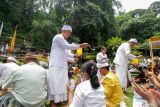 Umat Hindu mengikuti upacara Melasti di Petirtaan Jolotundo, Trawas, Mojokerto, Jawa Timur, Minggu (3/3/2024). Upacara yang bertujuan menyucikan diri dan alam tersebut merupakan rangkaian dari Hari Raya Nyepi Tahun Baru Saka 1946. Antara Jatim/Umarul Faruq.