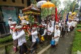 Umat Hindu mengikuti upacara Melasti di Petirtaan Jolotundo, Trawas, Mojokerto, Jawa Timur, Minggu (3/3/2024). Upacara yang bertujuan menyucikan diri dan alam tersebut merupakan rangkaian dari Hari Raya Nyepi Tahun Baru Saka 1946. Antara Jatim/Umarul Faruq.