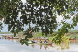Pengunjung mengikuti lomba memancing dari atas perahu yang digelar Desa Wisata Muaro Pijoan menyusuri tepian Sungai Batanghari, Muaro Jambi, Jambi, Minggu (3/3/2024). Kementerian Pariwisata dan Ekonomi Kreatif menargetkan pembentukan sebanyak 6.000 desa wisata selama tahun 2024 dari 7.500 desa potensial untuk meningkatkan pertumbuhan ekonomi nasional. ANTARA FOTO/Wahdi Septiawan/Spt.