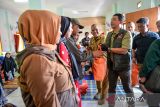 Kepala BNPB Letjen TNI Suharyanto memberikan bantuan bagi pengungsi dampak pergerakan tanah di pengungsian di Islamic Center Kecamatan Rongga, Kabupaten Bandung Barat, Jawa Barat, Selasa (5/3/2024). BNPB memberikan bantuan bagi pengungsi berupa makanan saji, sembako, biskuit protein, serta perlengkapan tidur dan mandi sebanyak 250 paket selama pengungsi berada di lokasi pengungsian. ANTARA FOTO/Raisan Al Farisi/agr
