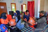 Petugas BNPB memberikan bantuan bagi pengungsi dampak pergerakan tanah di pengungsian di Islamic Center Kecamatan Rongga, Kabupaten Bandung Barat, Jawa Barat, Selasa (5/3/2024). BNPB memberikan bantuan bagi pengungsi berupa makanan saji, sembako, biskuit protein, serta perlengkapan tidur dan mandi sebanyak 250 paket selama pengungsi berada di lokasi pengungsian. ANTARA FOTO/Raisan Al Farisi/agr
