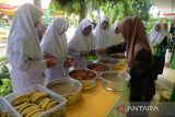 Sejumlah siswa antri memperoleh makan siang gratis di SMP Negeri-1 Darul Imarah, kabupaten Aceh Besar, Aceh, Selasa (5/3//2024). Pemerintah kabupaten Aceh Besar  melaksanakan simulasi program makan siang gratis untuk pelajar  dengan lima jenis makanan bergizi dan sehat senilai Rp15 ribu per porsi.  ANTARA FOTO/Ampelsa.