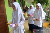 Sejumlah siswa antri memperoleh makan siang gratis di SMP Negeri-1 Darul Imarah, kabupaten Aceh Besar, Aceh,Selasa  (5/3//2024). Pemerintah kabupaten Aceh Besar  melaksanakan simulasi program makan siang gratis untuk pelajar  dengan lima jenis makanan bergizi dan sehat senilai Rp15 ribu per porsi.  ANTARA FOTO/Ampelsa.