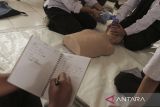 Peserta mengikuti pelatihan bantuan hidup dasar atau Basic Life Support di PMI Kota Sukabumi, Jawa Barat, Selasa (5/3/2024). Pelatihan yang digelar oleh Palang Merah Indonesia (PMI) dan Yayasan Ambulan Gawat Darurat (YAGD) 118 tersebut bertujuan untuk melatih kemampuan relawan dalam memberikan pertolongan pertama kepada korban gawat darurat. ANTARA FOTO/Henry Purba/agr