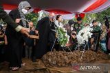 Istri almarhum Letjen TNI (Purn) Solihin Gautama Purwanegara (GP), maryam harmain (ketiga kanan) menaburkan bunga saat prosesi pemakaman secara militer di Taman Makam Pahlawan Cikutra, Bandung, Jawa Barat, Selasa (5/3/2024). Solihin GP merupakan Gubernur Jawa Barat pada periode 1970-1975 yang juga dikenal sebagai sesepuh Jawa Barat, pejuang lingkungan sekaligus pendiri Dewan Pemerhati Kehutanan dan Lingkungan Tatar Sunda (DPKLTS), wafat di usia 97 tahun usai menjalani perawatan sekitar 15 hari di rumah sakit. ANTARA FOTO/Novrian Arbi/agr
