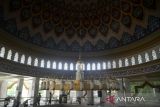 Sejumlah peserta mengikuti aksi Cleaning Blitz (pembersihan kilat) di Masjid Al-Muslimun, Kelurahan Bantarjati, Kota Bogor, Jawa Barat, Selasa (5/3/2024). Aksi membersihkan masjid yang diselenggarakan Badan Pimpinan Cabang (BPC) Indonesian Housekeepers Association (IHKA) Bogor tersebut merupakan kegiatan sosial yang bertujuan memberikan rasa nyaman bagi jamaah masjid dalam beribadah menjelang datangnya bulan Ramadan 1445 Hijriyah. ANTARA FOTO/Arif Firmansyah.