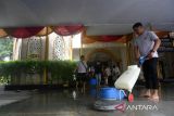 Sejumlah peserta mengikuti aksi Cleaning Blitz (pembersihan kilat) di Masjid Al-Muslimun, Kelurahan Bantarjati, Kota Bogor, Jawa Barat, Selasa (5/3/2024). Aksi membersihkan masjid yang diselenggarakan Badan Pimpinan Cabang (BPC) Indonesian Housekeepers Association (IHKA) Bogor tersebut merupakan kegiatan sosial yang bertujuan memberikan rasa nyaman bagi jamaah masjid dalam beribadah menjelang datangnya bulan Ramadan 1445 Hijriyah. ANTARA FOTO/Arif Firmansyah.