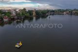 Foto udara Situ Cilodong yang dikelilingi pemukiman di Kota Depok, Jawa Barat, Senin (4/3/2024). Ruang Terbuka Biru (RTB) selain memiliki fungsi vital sebagai pencegah banjir di kala penghujan dan lumbungnya air saat kemarau, juga dimanfaatkan sebagai area wisata dengan konsep alam. ANTARA FOTO/Yulius Satria Wijaya/Spt.