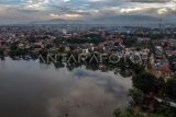 Foto udara Situ Cilodong yang dikelilingi pemukiman di Kota Depok, Jawa Barat, Senin (4/3/2024). Ruang Terbuka Biru (RTB) selain memiliki fungsi vital sebagai pencegah banjir di kala penghujan dan lumbungnya air saat kemarau, juga dimanfaatkan sebagai area wisata dengan konsep alam. ANTARA FOTO/Yulius Satria Wijaya/Spt.