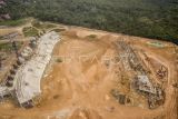 Foto udara pembangunan stadion di Muaro Pijoan, Muaro Jambi, Jambi, Senin (4/3/2024). Pembangunan stadion yang digadang-gadang sebagai yang termegah di Provinsi Jambi dengan nilai investasi sebesar Rp411 miliar dan ditargetkan rampung pada akhir 2024 itu telah mencapai 39 persen lebih pembangunannya. ANTARA FOTO/Wahdi Septiawan/Spt.