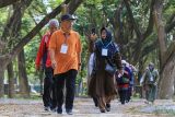 Petugas melayani para jamaah calon haji lanjut usia (lansia) asal Banda Aceh saat mengikuti tes kebugaran jasmani di kawasan Universitas Syiah Kuala (USK) Student Park, Banda Aceh, Aceh, Rabu (6/3/2024). Tes kebugaran jasmani dengan metode jalan Rockport yang diikuti 300 orang Jamaah Calon Haji (JCH) lansia Kota Banda Aceh bertujuan untuk mengetahui ketahanan dan kekuatan fisik jamaah sebelum melaksanakan berbagai aktivitas ibadah haji di Tanah Suci. ANTARA FOTO/Khalis Surry
