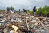 Penumpukan sampah kiriman di Pantai Dupa Palu