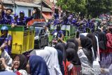 Pasukan Ungu atau petugas kebersihan DPRKPLH mengikuti arak-arakan piala adipura kencana di Kabupaten Ciamis, Jawa Barat, Rabu (6/3/2023). Pemerintah Kabupaten Ciamis menerima penghargaan Adipura Kencana dari Presiden Joko Widodo sebagai kota terbersih dan inovatif dalam pengelolaan sampah melalui bank sampah. ANTARA FOTO/Adeng Bustomi/agr