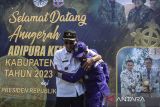 Bupati Ciamis Herdiat Sunarya (kiri) berpelukan dengan pasukan ungu atau petugas kebersihan DPRKPLH usai menyerahkan piala saat arak-arakan piala adipura kencana di Kabupaten Ciamis, Jawa Barat, Rabu (6/3/2023). Pemerintah Kabupaten Ciamis menerima penghargaan Adipura Kencana dari Presiden Joko Widodo sebagai kota terbersih dan inovatif dalam pengelolaan sampah melalui bank sampah. ANTARA FOTO/Adeng Bustomi/agr