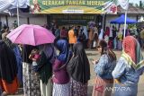 Warga antre mendapatkan kupon pembelian beras saat Gerakan Pangan Murah (GPM) di Kecamatan Cikoneng, Kabupaten Ciamis, Jawa Barat, Rabu (6/3/2024). Pemerintah Kabupaten Ciamis menggelar gerakan pangan murah dengan menyediakan tiga ton beras SPHP, telur, minyak goreng, terigu, dan sayuran dalam menstabilkan pasokan dan harga pangan jelang Ramadhan. ANTARA FOTO/Adeng Bustomi/agr